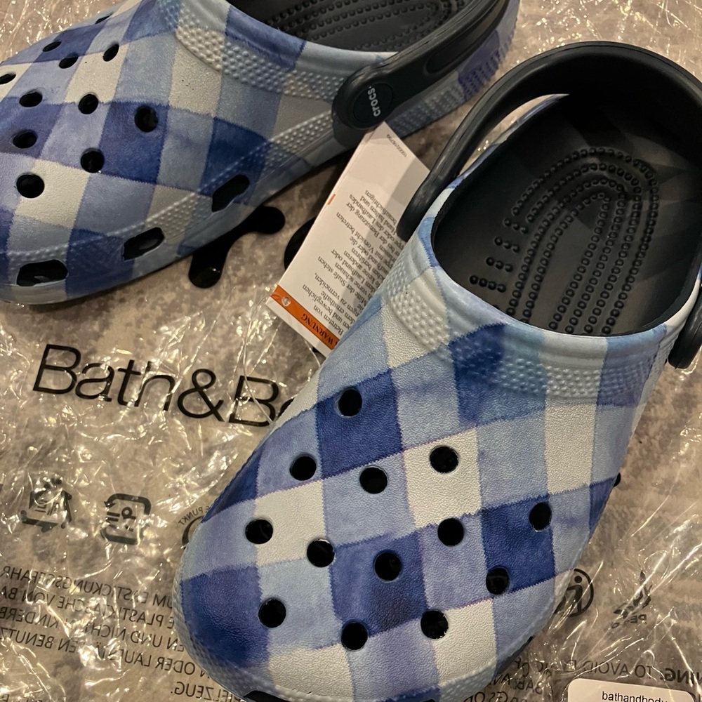 NWT CROCS Bath And Body Works Limited Edition Gingham Blue and White Size 7